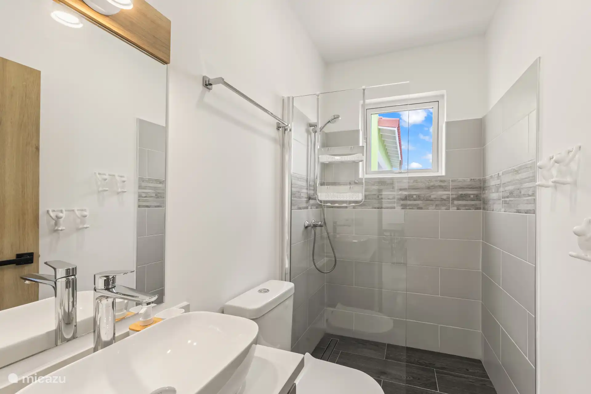 Badezimmer mit Dusche, WC und Waschbecken – alles was man braucht in Reichweite.