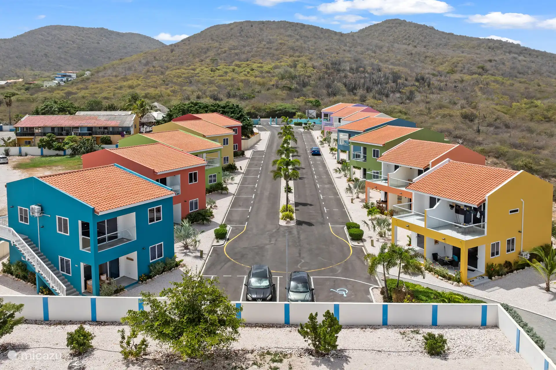 Von oben ist die grüne Lage des Parks deutlich sichtbar – eine Oase der Ruhe und des Raumes.