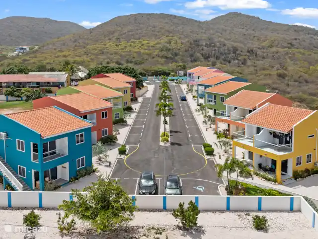 Seabreeze 10B - Punta Azul Ocean Re | Curaçao, Banda Abou (ouest), Westpunt - maison de vacances D’en haut, l’emplacement verdoyant du parc est clairement visible – une oasis de paix et d’espace.