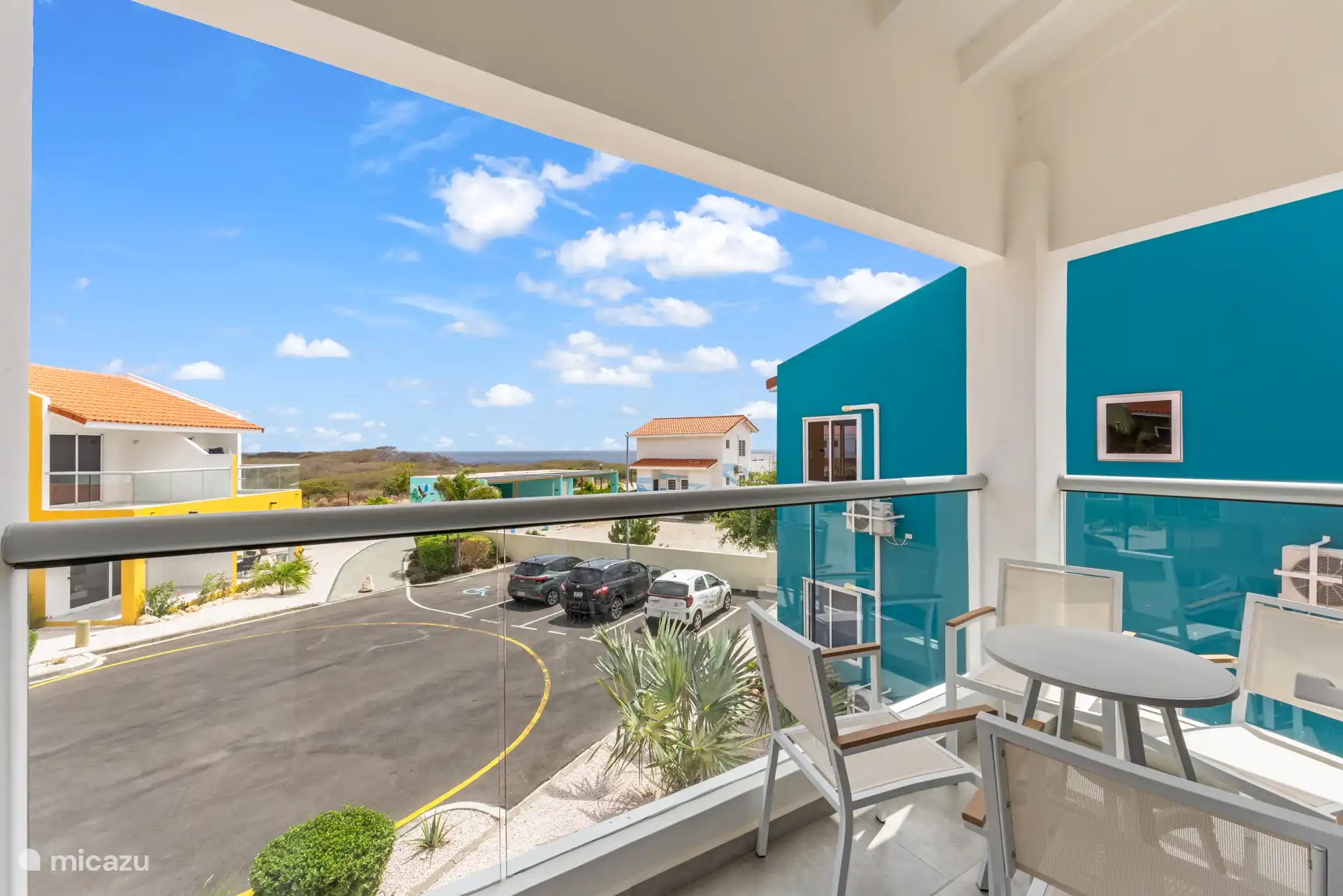 Großzügiger Balkon mit Sitzgelegenheit – perfekt, um die Aussicht und die frische Luft zu genießen.