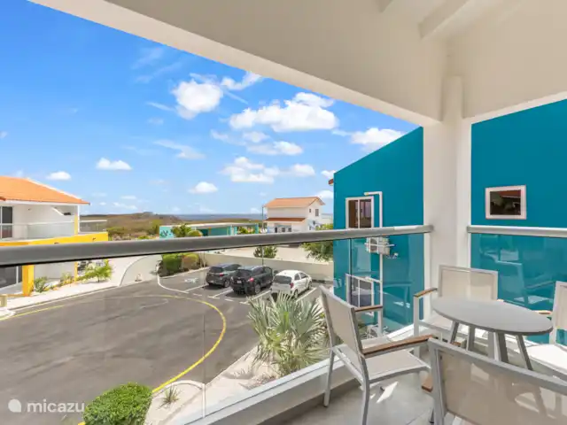 Seabreeze 10B - Punta Azul Ocean Re | Curaçao, Banda Abou (ouest), Westpunt - maison de vacances Balcon spacieux avec sièges - parfait pour profiter de la vue et de l’air frais.