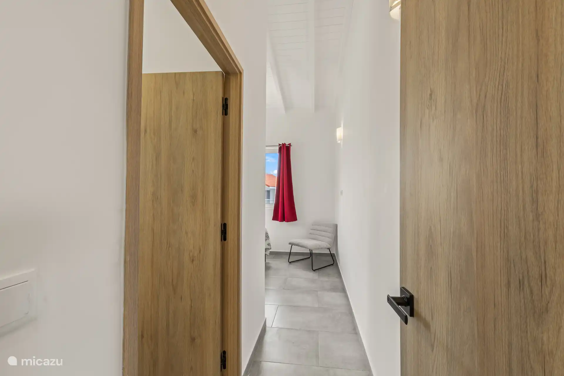 Ein gepflegter Flur führt zum Hauptschlafzimmer.