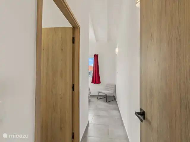 Seabreeze 10B - Punta Azul Ocean Re | Curaçao, Banda Abou (ouest), Westpunt - maison de vacances Un couloir bien entretenu mène à la chambre principale.