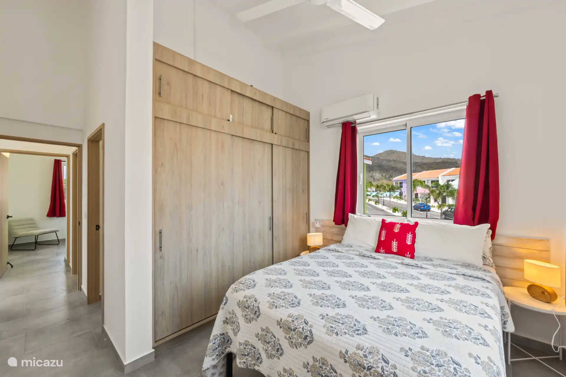 Geräumiges Doppelzimmer mit viel Tageslicht – ein ruhiger Ort zum Entspannen.