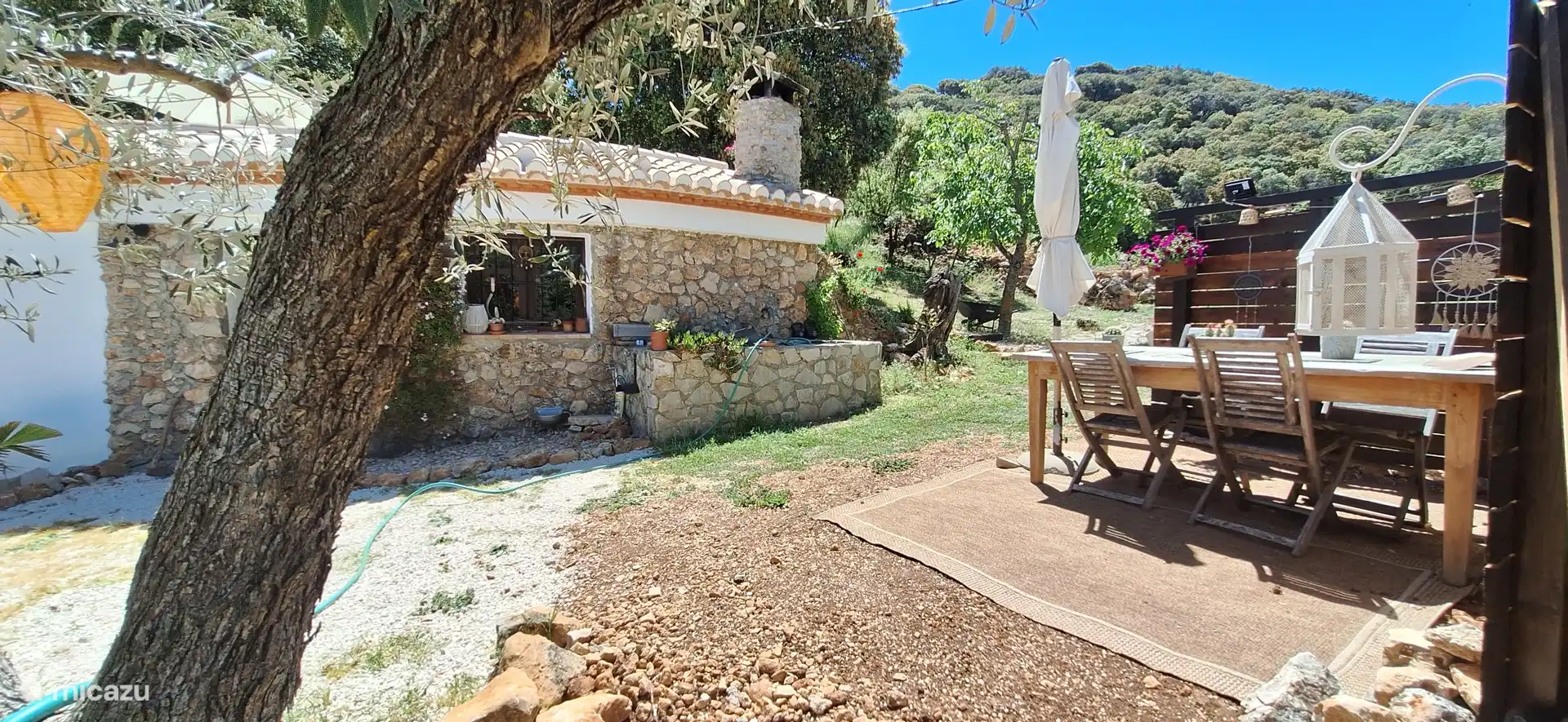 Front mit Essbereich