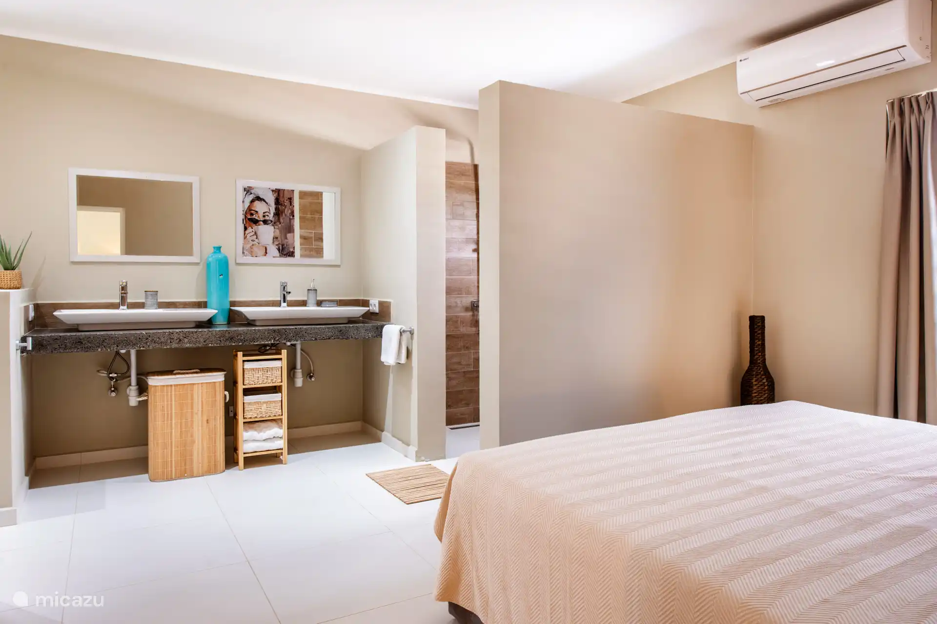 Spacious bedroom with bathroom en suite