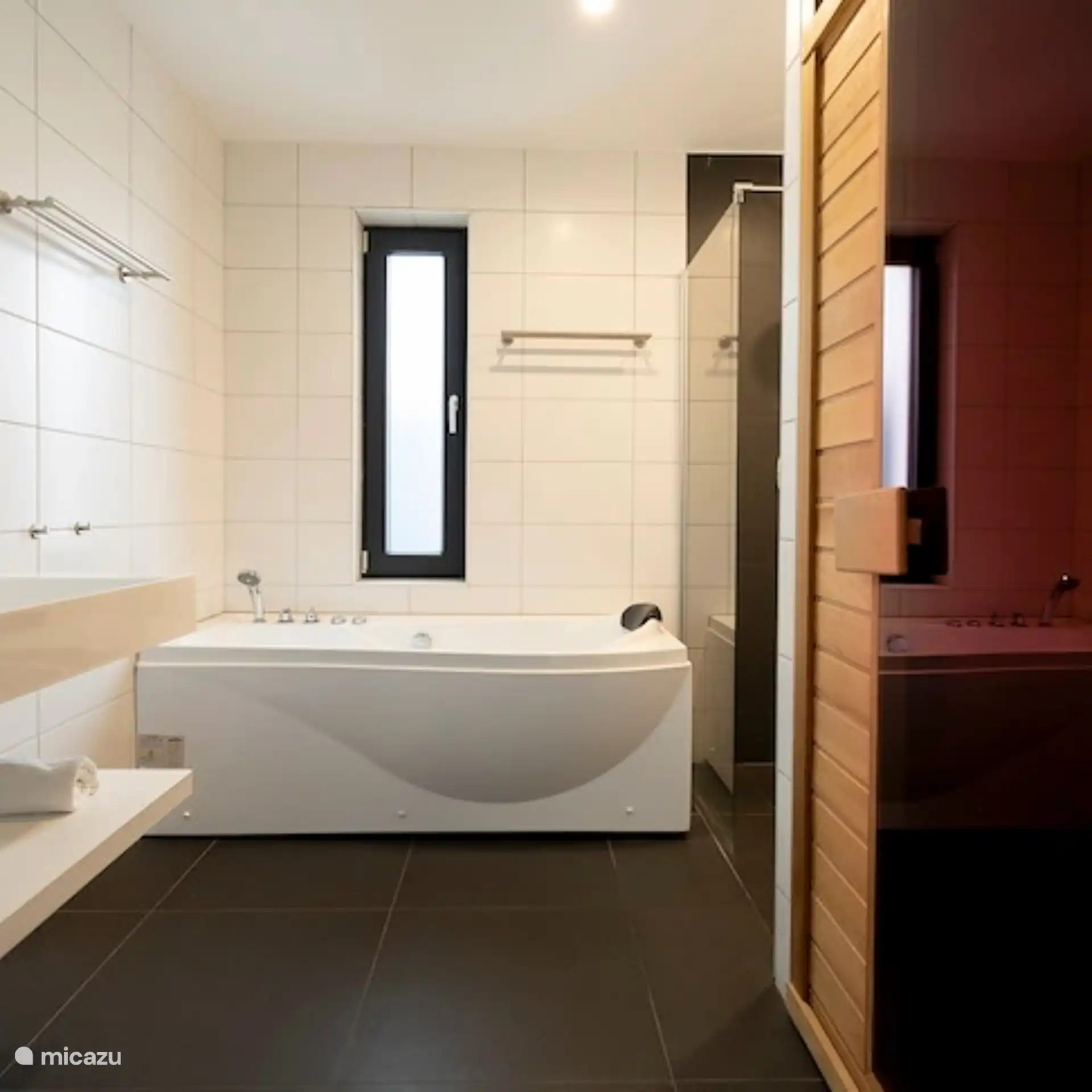 Salle de bain avec douche, baignoire et sauna