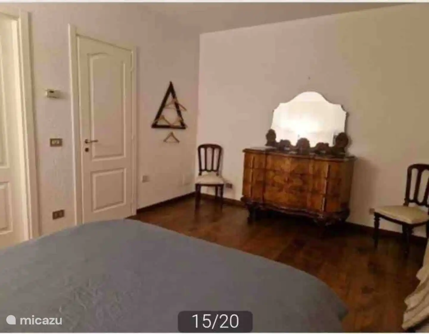 Amplio dormitorio con interior clásico y balcón contiguo.