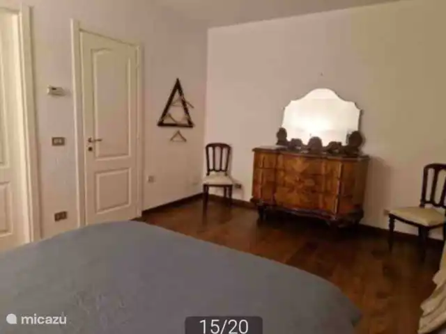Casa Graglia | Italie, Piémont, Graglia - maison de vacances Grande chambre avec intérieur classique et balcon attenant.