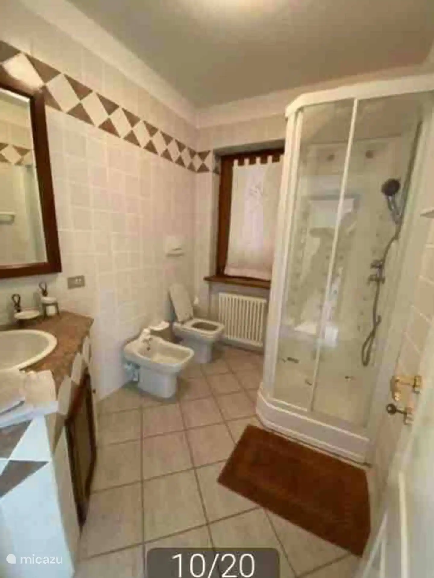 Baño cerca del tercer dormitorio. Ducha, inodoro, bidé.