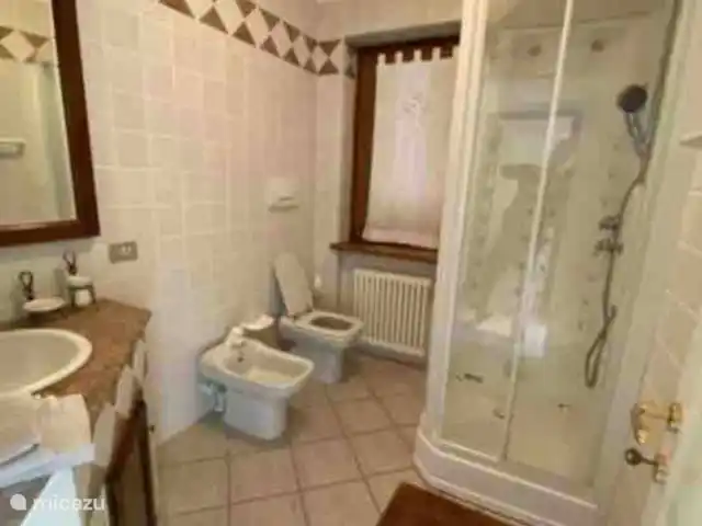 Casa Graglia | Italie, Piémont, Graglia - maison de vacances Salle de bain près de la troisième chambre. Douche, toilettes, bidet.