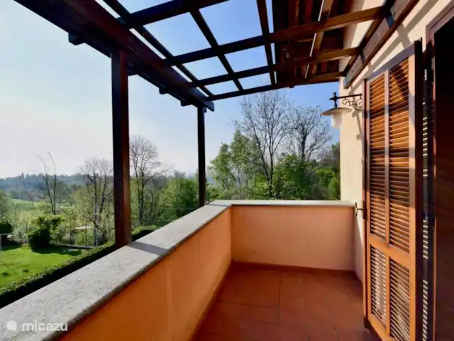 Casa Graglia | Italie, Piémont, Graglia - maison de vacances Balcon avec vue sur la vallée.
