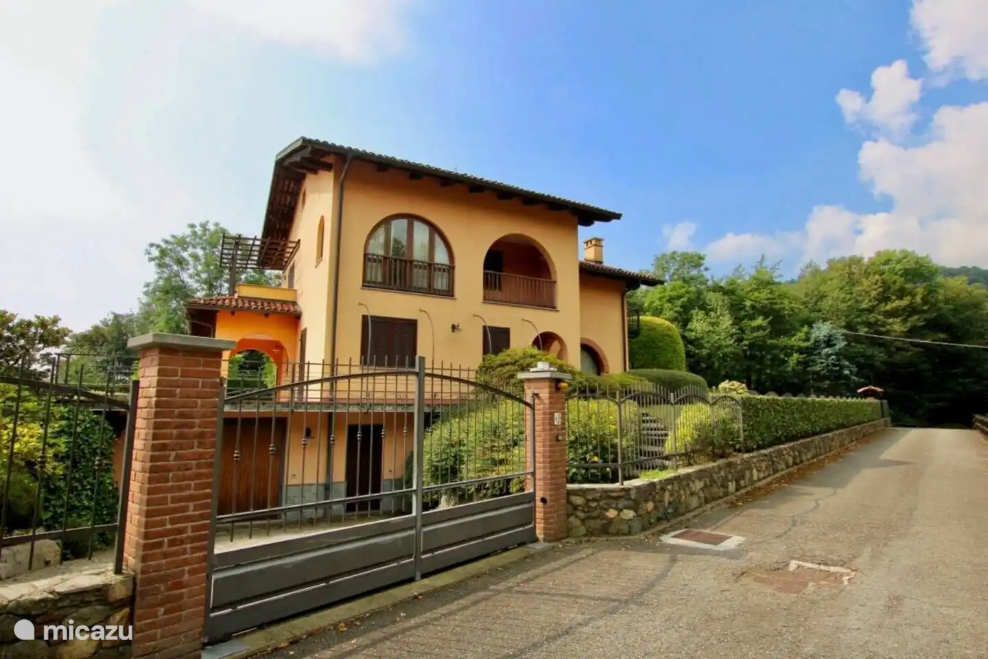 Portón con mando a distancia. El coche puede estar en la pista o en el garaje. Cerca y seto completamente alrededor de la casa