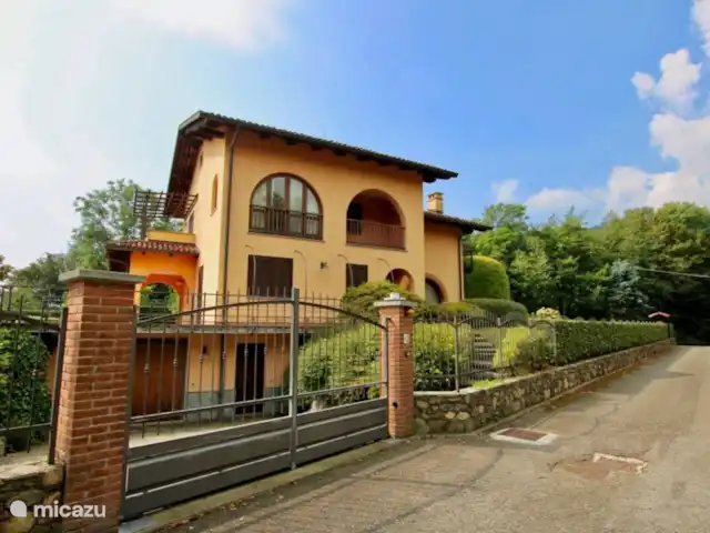 Casa Graglia | Italie, Piémont, Graglia - maison de vacances Portail avec télécommande. La voiture peut être sur la pente ou dans le garage. Clôture et haie complètement autour de la maison