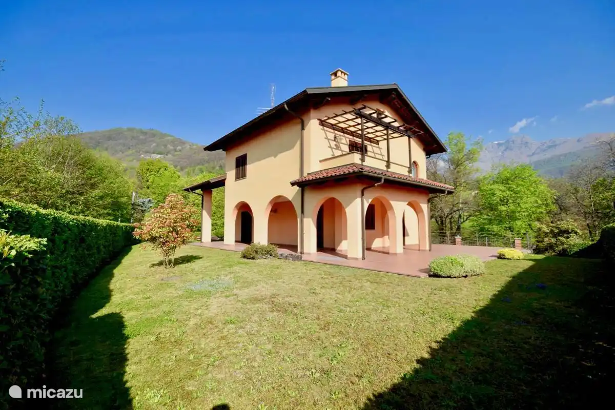 Vista de los Alpes iniciales y, al otro lado, del valle