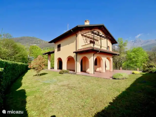 Casa Graglia | Italie, Piémont, Graglia - maison de vacances Vue sur les Alpes naissantes et de l’autre côté dans la vallée