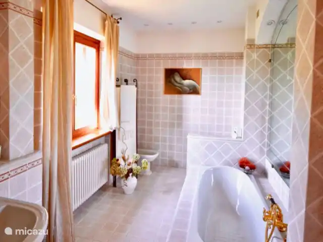 Casa Graglia | Italie, Piémont, Graglia - maison de vacances Salle de bain avec baignoire, toilettes, bidet et vue sur la vallée.