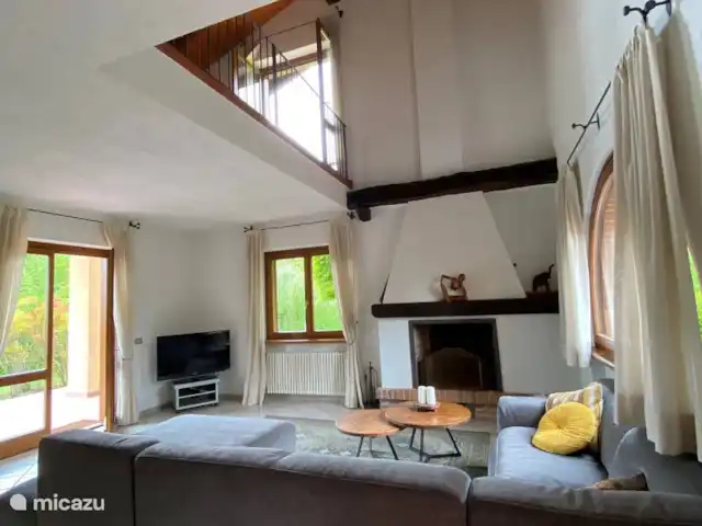 Casa Graglia | Italie, Piémont, Graglia - maison de vacances Salon avec cheminée, grand canapé et loft