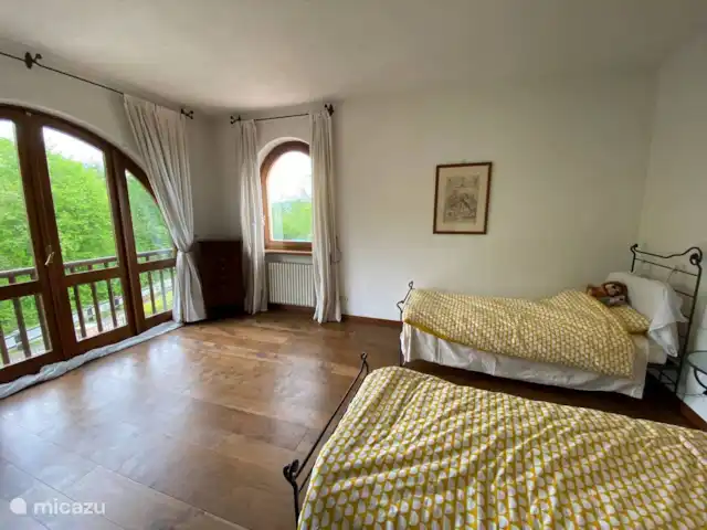 Casa Graglia | Italie, Piémont, Graglia - maison de vacances Deuxième chambre avec deux lits simples et une salle de bain attenante et un balcon.