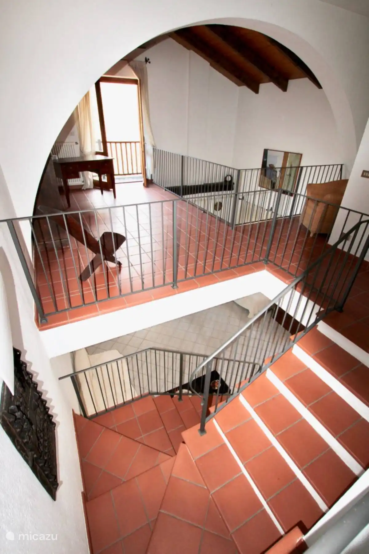 Salón de construcción especial con altillo alto y escaleras en el medio.