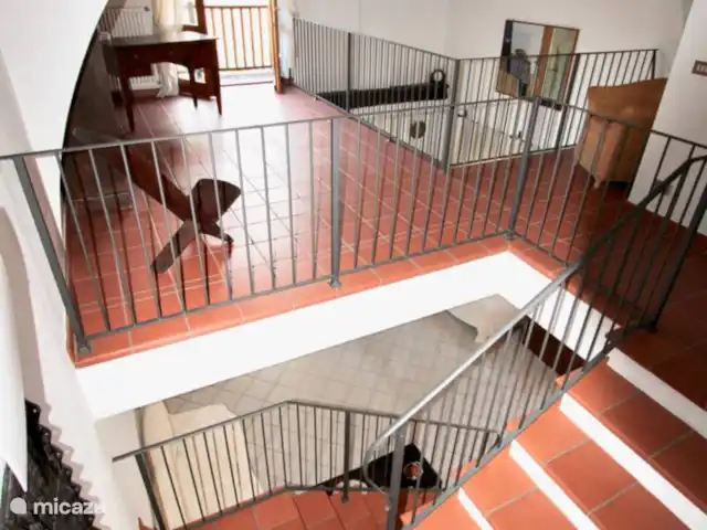 Casa Graglia | Italie, Piémont, Graglia - maison de vacances Salon de construction spéciale avec haut grenier et escalier au milieu.
