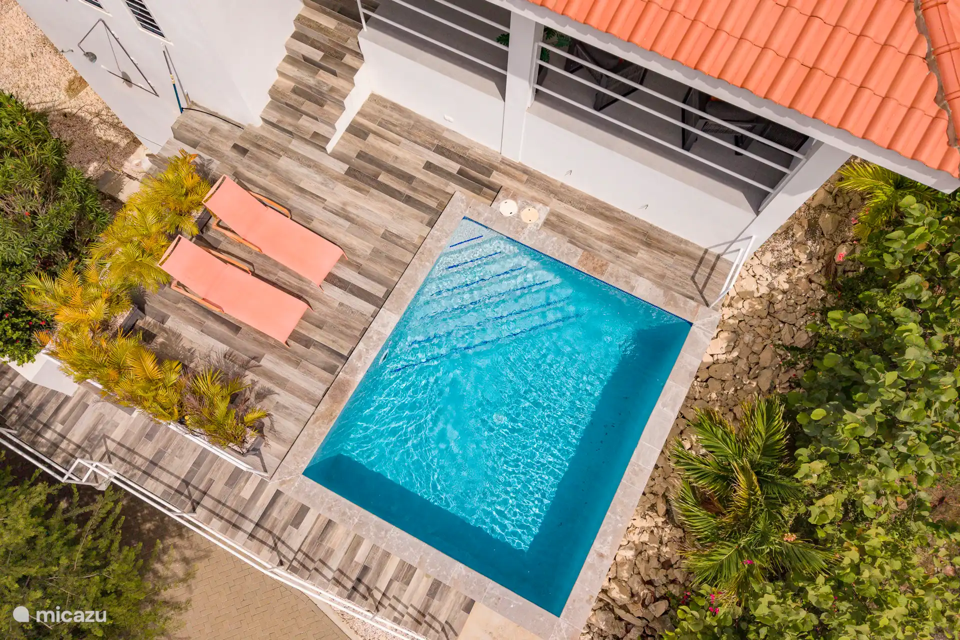 Erleben Sie puren Luxus in Ihrem eigenen privaten Pool, umgeben von tropischer Ruhe und einer fröhlichen, stilvollen Atmosphäre. Der perfekte Ort, um zu genießen, zu entspannen und im karibischen Sonnenlicht zu träumen.
