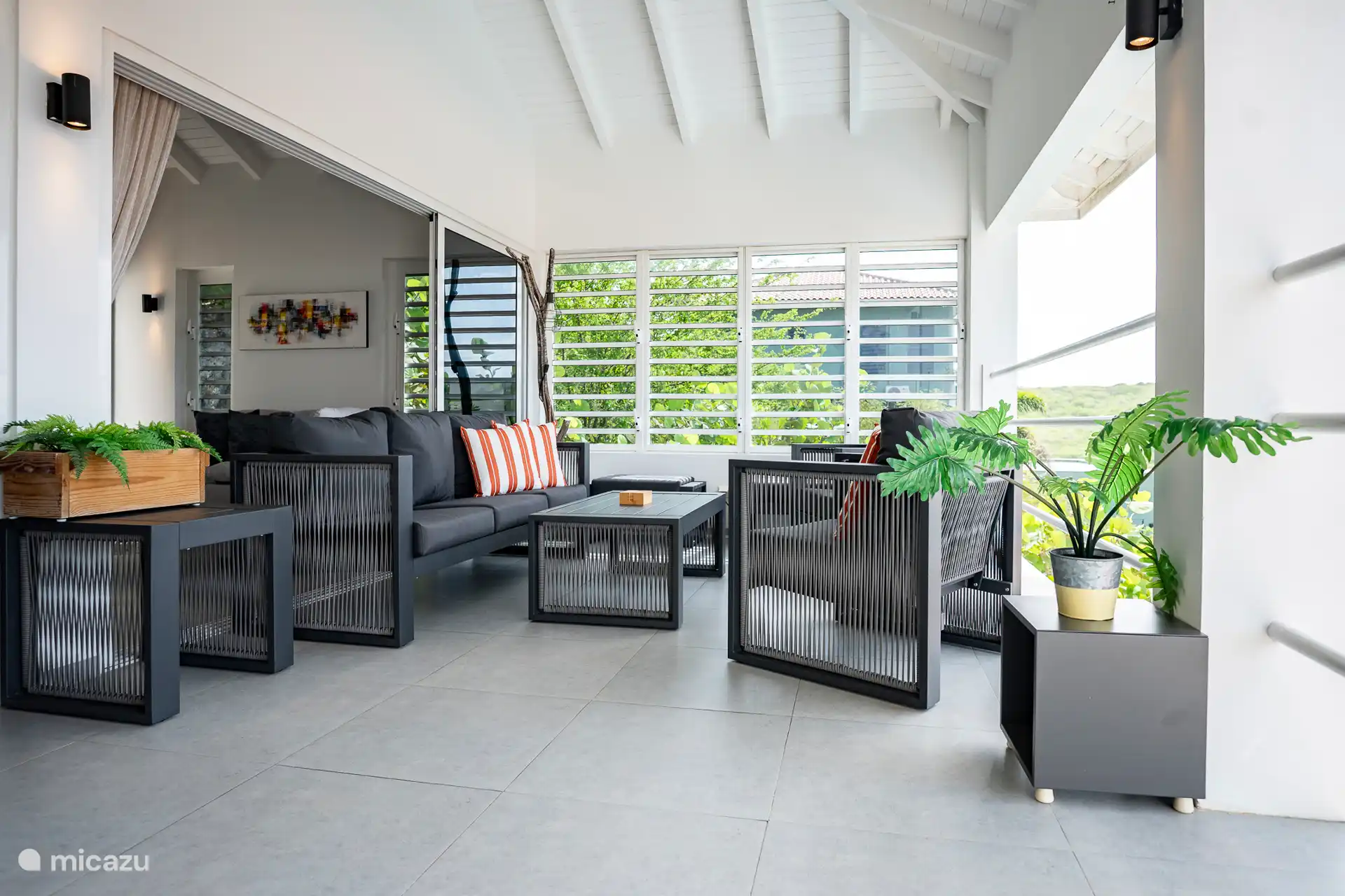 Genießen Sie eine schicke und luftige Lounge mit komfortablen Sitzbereichen, grünen Ausblicken und einer sanften tropischen Brise. Die ideale Umgebung für ruhige Morgen und laue Abende.