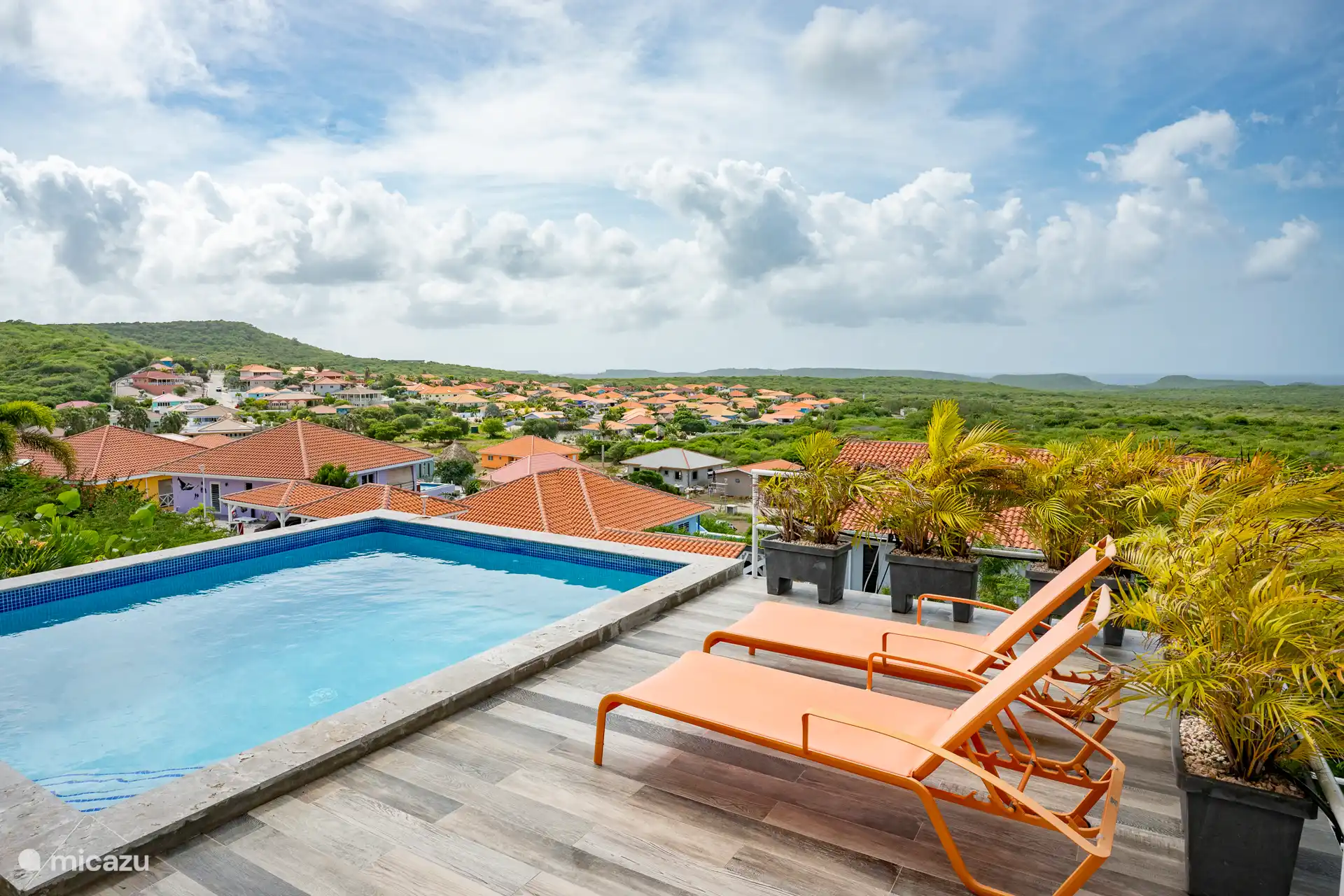 Kühlen Sie sich in Ihrem eigenen privaten Pool mit Panoramablick ab.