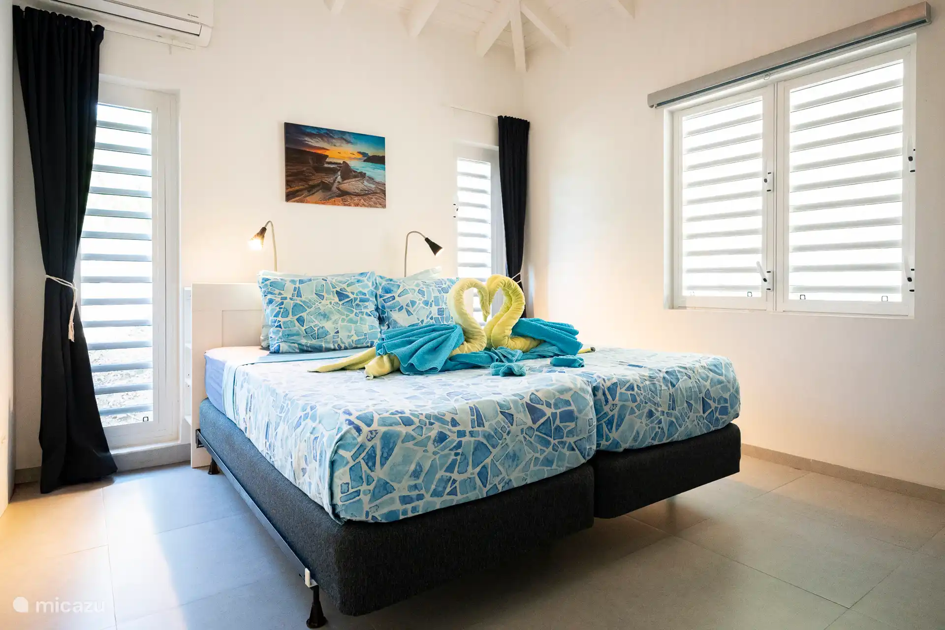 Helles und komfortables zweites Schlafzimmer, identisch mit dem Hauptschlafzimmer. Ausgestattet mit Wäscheschrank, Kommode und Klimaanlage in einer frischen karibischen Atmosphäre.