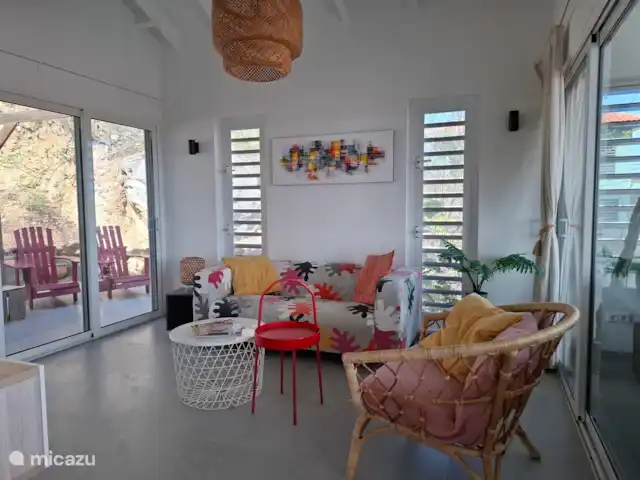Villa Mirada Karibe avec piscine | Curaçao, Banda Abou (ouest), Fontein - villa Salon donnant sur le porche arrière