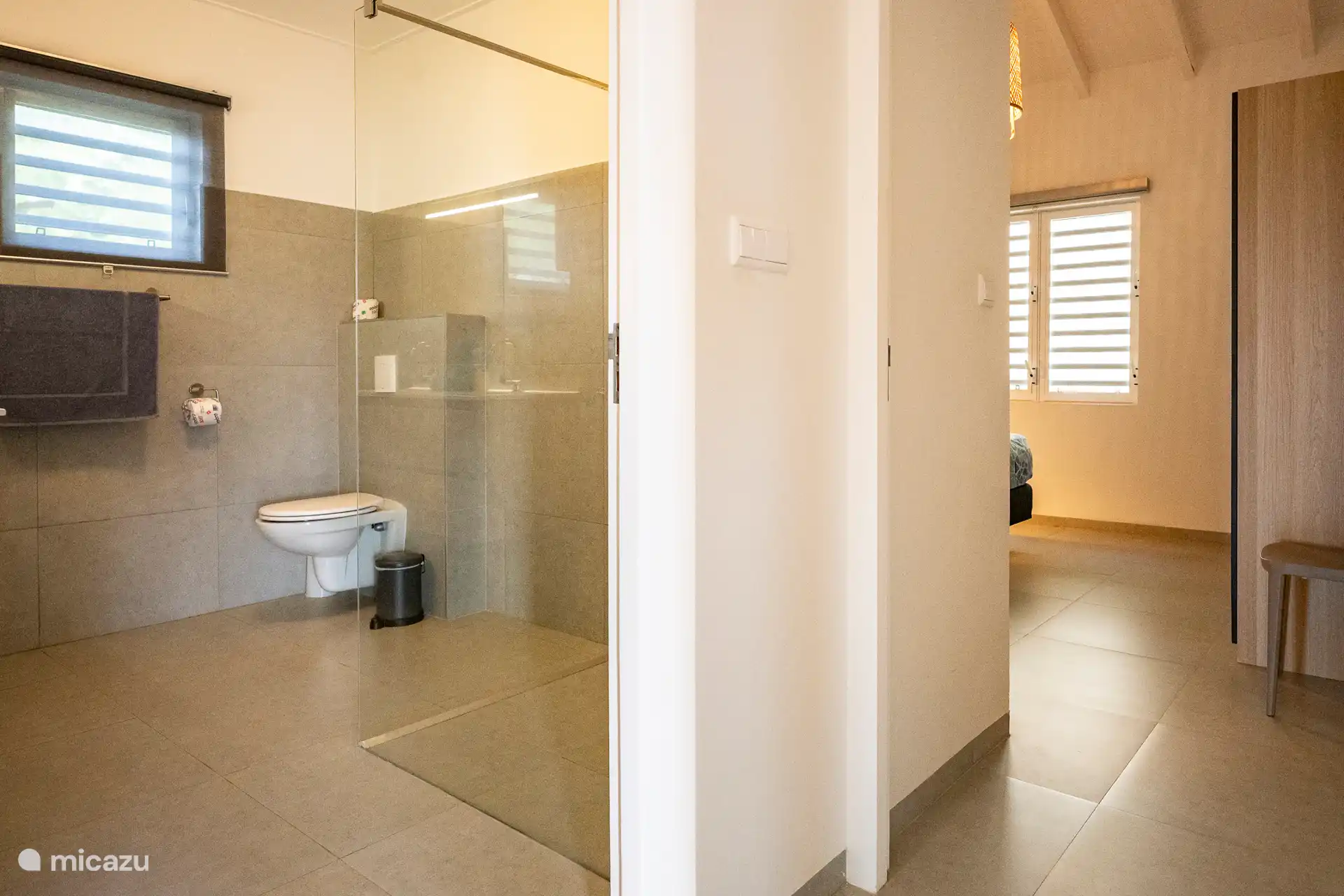 Geräumiges und modernes privates Badezimmer gehört zum zweiten Schlafzimmer, identisch mit dem anderen Badezimmer. Ausgestattet mit begehbarer Dusche, Toilette und frischer, eleganter Oberfläche für zusätzlichen Komfort.