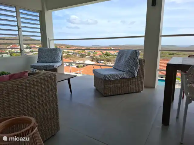 Villa Mirada Karibe avec piscine | Curaçao, Banda Abou (ouest), Fontein - villa Fenêtres à volets dans le porche avant. Agréable dans le vent si possible et s’il pleut, ils peuvent tout simplement fermer !