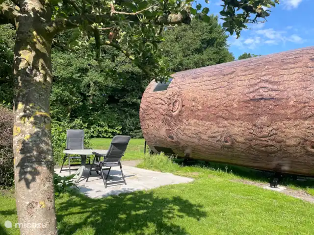 Eco-lodge, slow living by nature huren in Nederland, Overijssel, De Krim - tiny house terras buiten, waar je ook desgewenst in de schaduw kan zitten