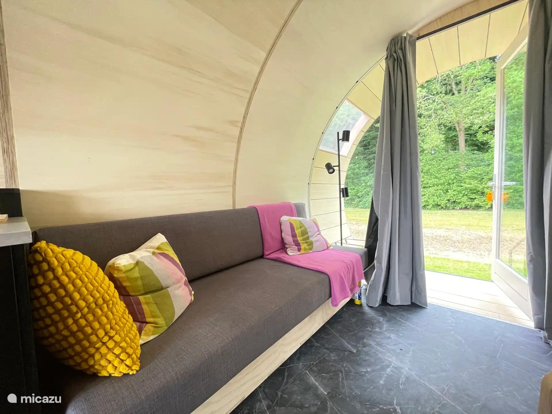 zit/slaap bank met uitzicht op de veranda en het bos.