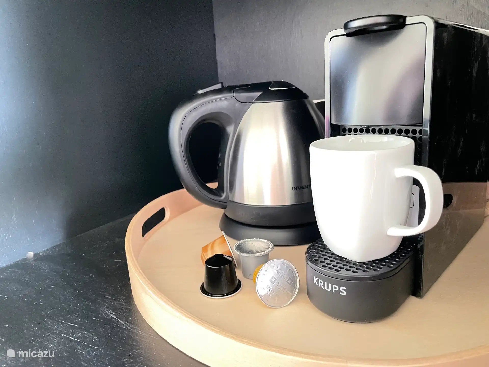 thee en koffie staan klaar