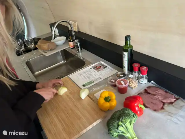 Eco-lodge, slow living by nature huren in Nederland, Overijssel, De Krim - tiny house volledig uitgeruste keuken, mogelijkheid om  culinair streekdiner bij te boeken die u zelf kan bereiden aan de hand van het menu van de chef kok.