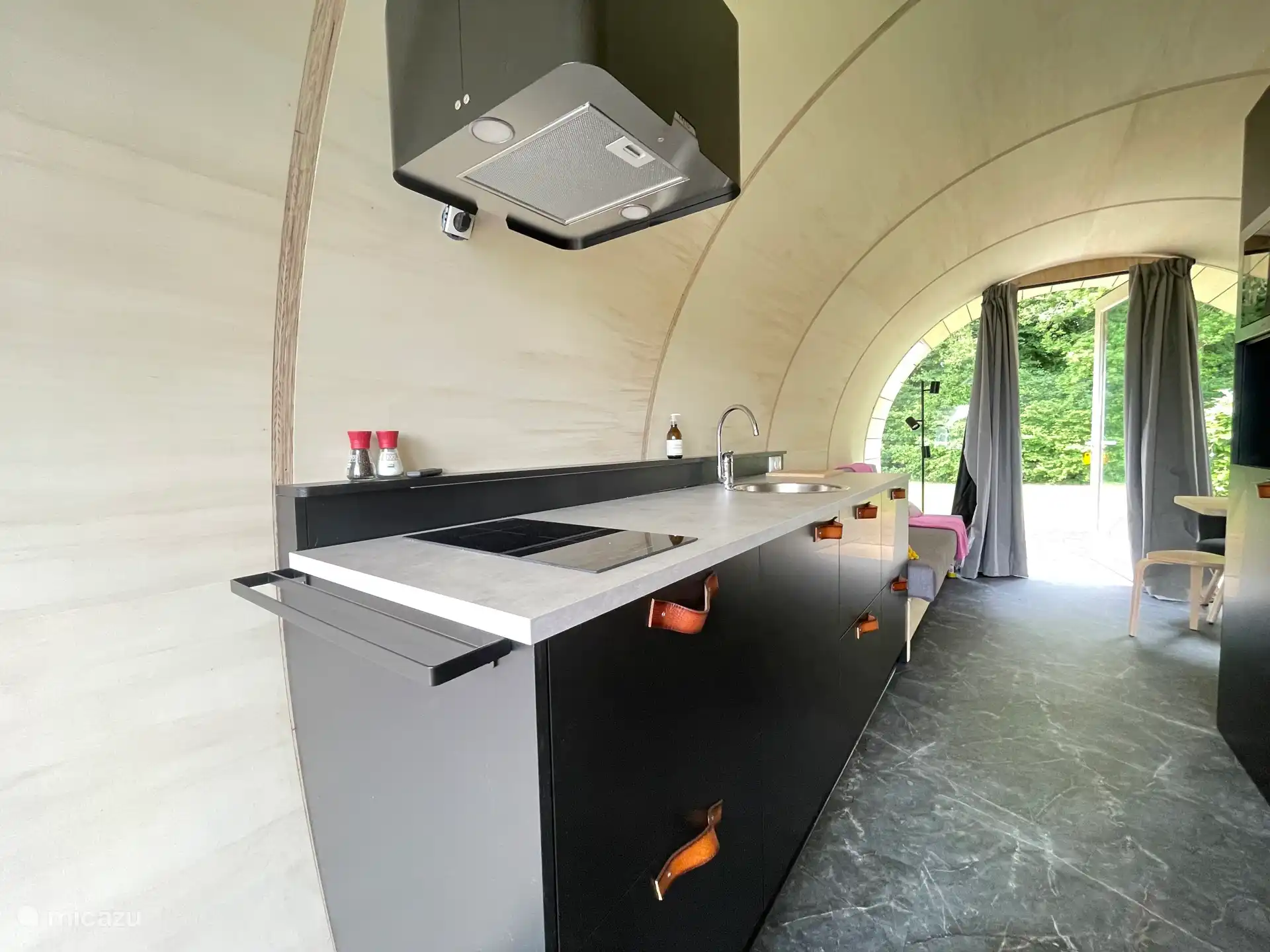 volledig uitgeruste keuken, incl zout/peper en olie. maar ook vaatwasser en combimagnetron