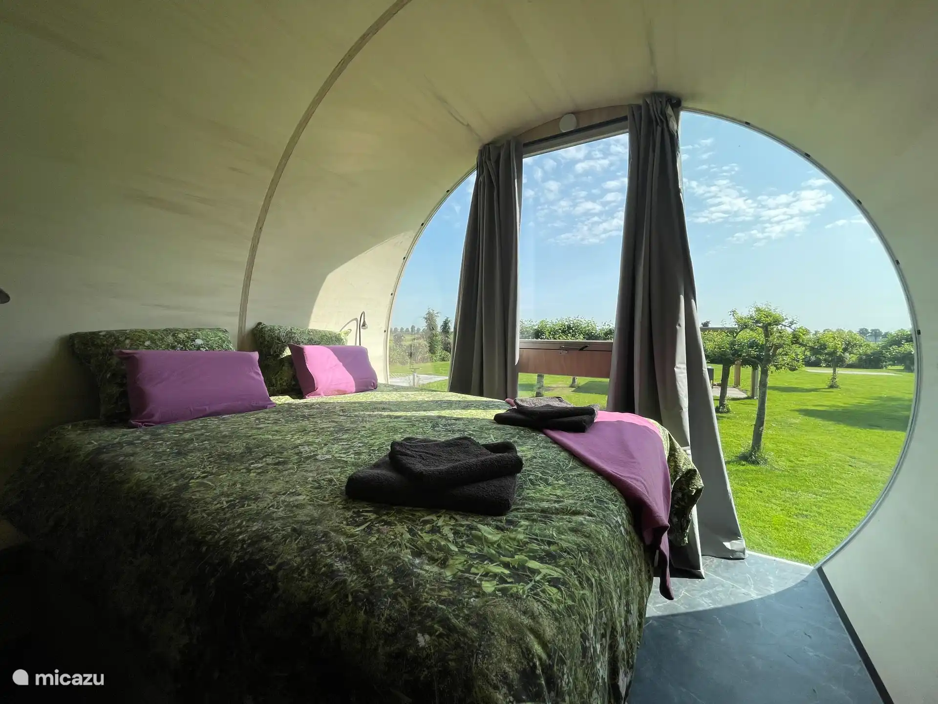 heerlijk uitzicht op de boomgaard met appel en perenbomen