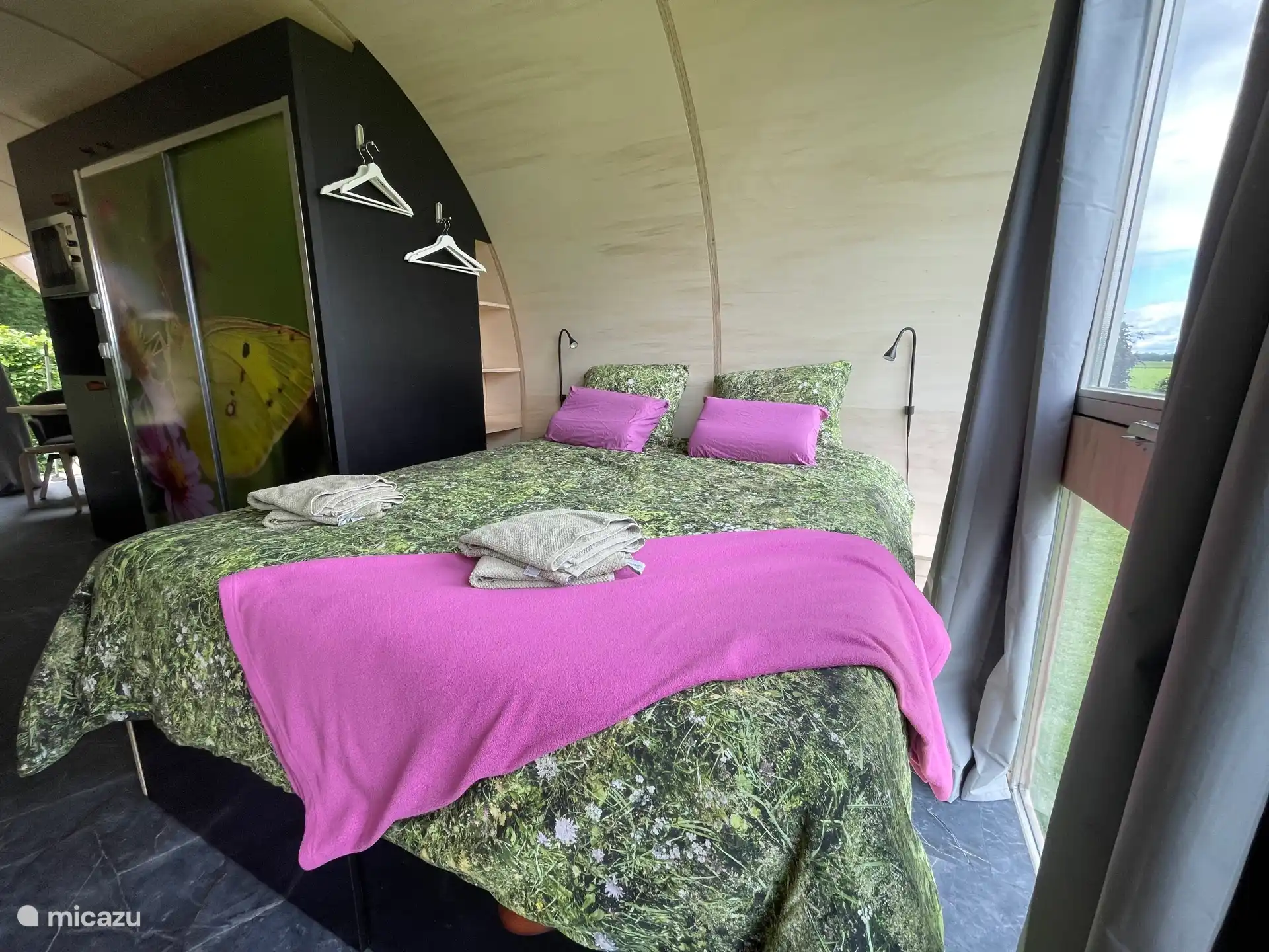 beddengoed en handdoeken zijn inclusief, tevens 2 gewone hoofdkussens en 2 ergonomische .....