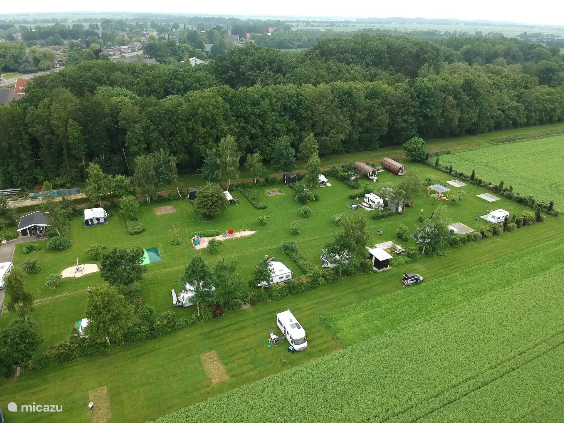 op een rustig plekje op de camping staan 2 droomstammen, door het vele groen en zeer ruime opzet veel privacy