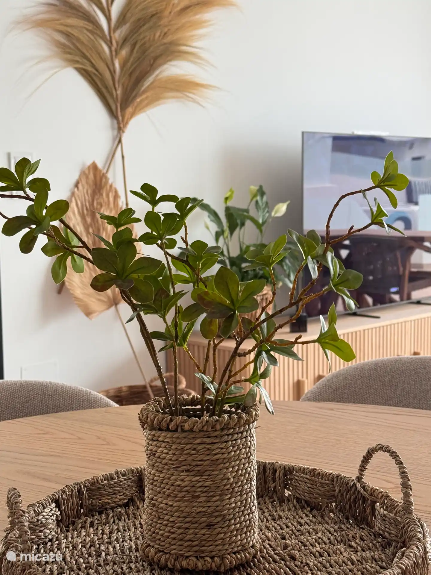 Wohnzimmer mit großem Smart-TV in gemütlicher Ibiza-Atmosphäre