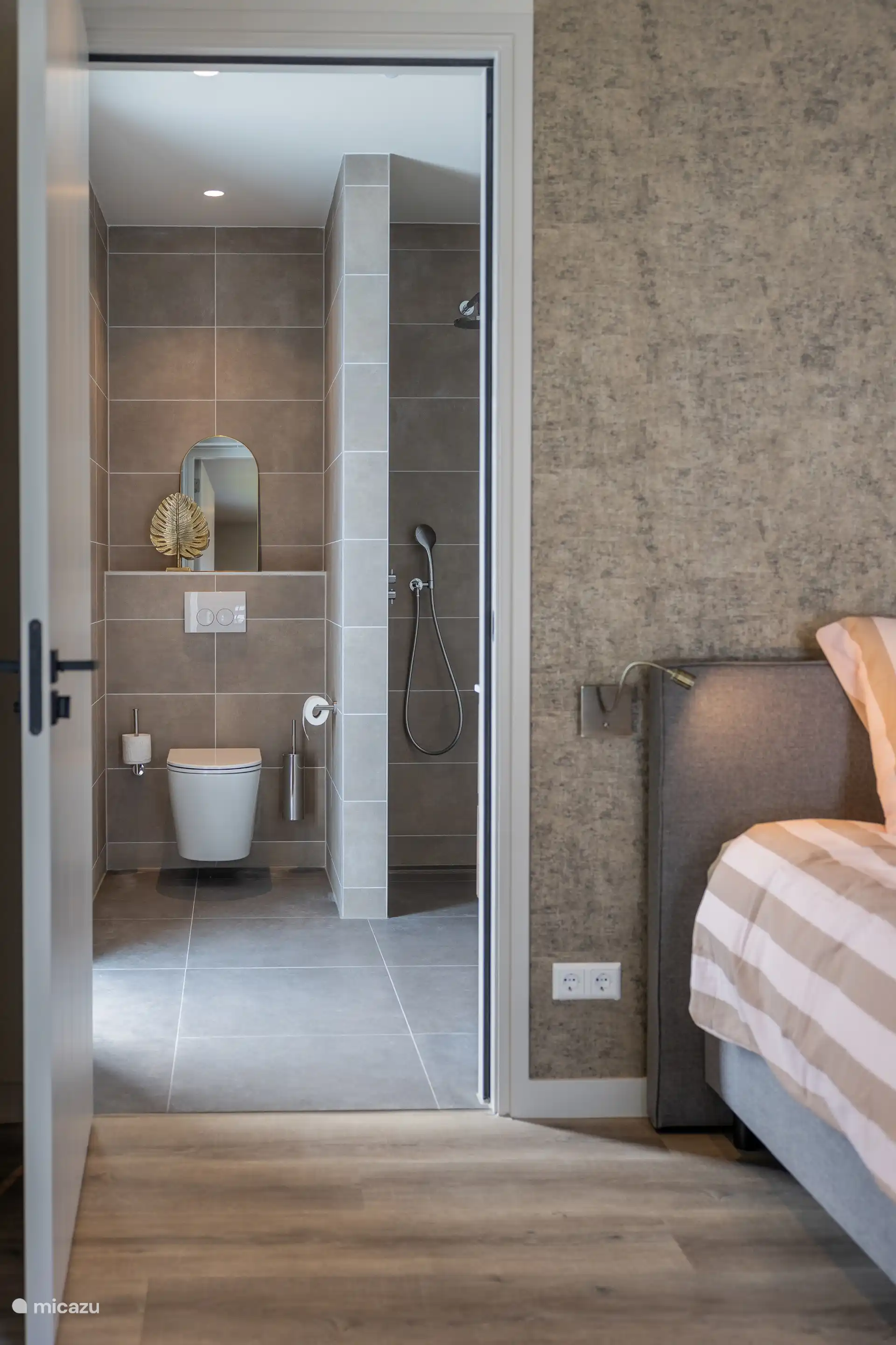 Schlafzimmer im Erdgeschoss mit Dusche und WC