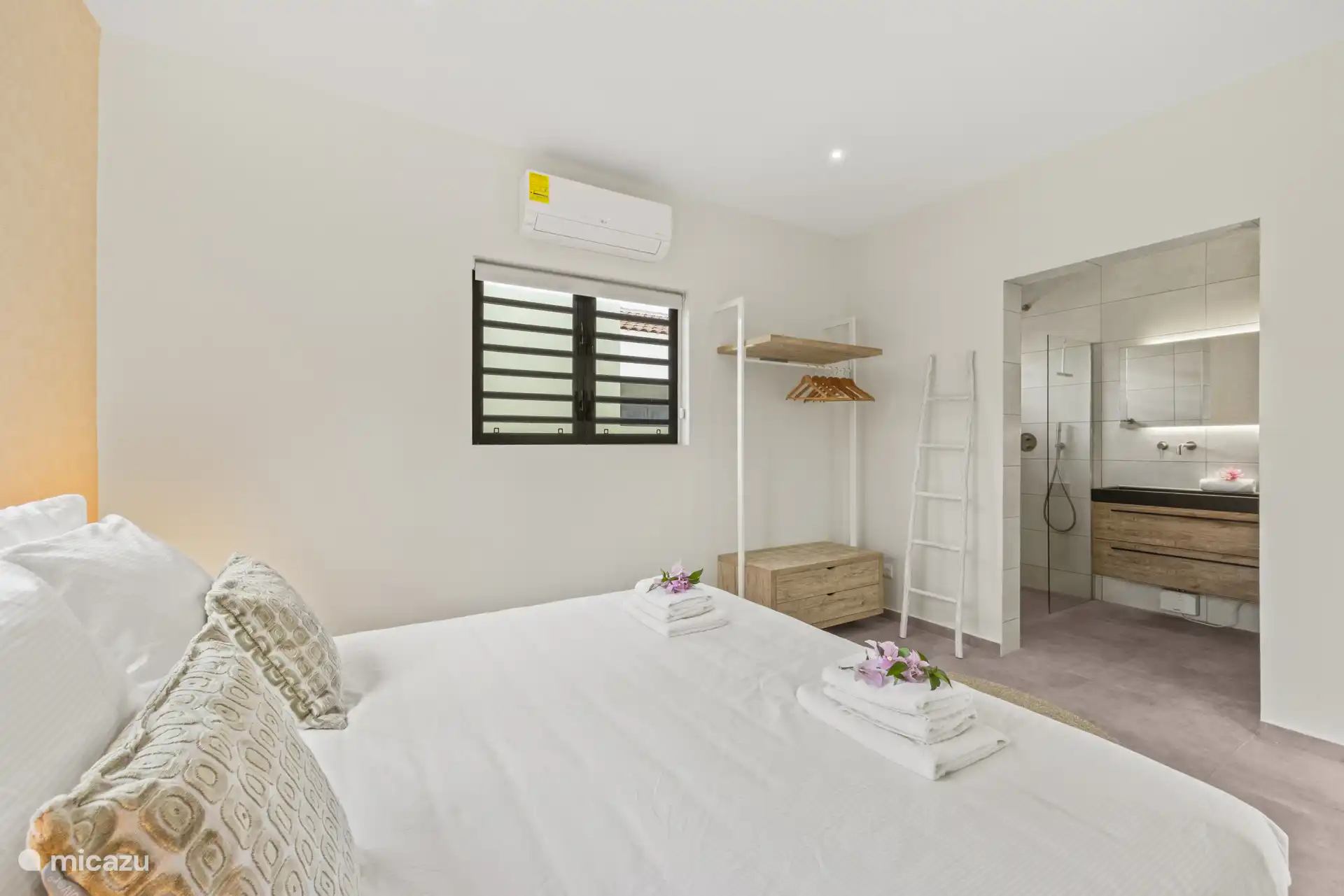 Hauptschlafzimmer mit eigenem Bad.