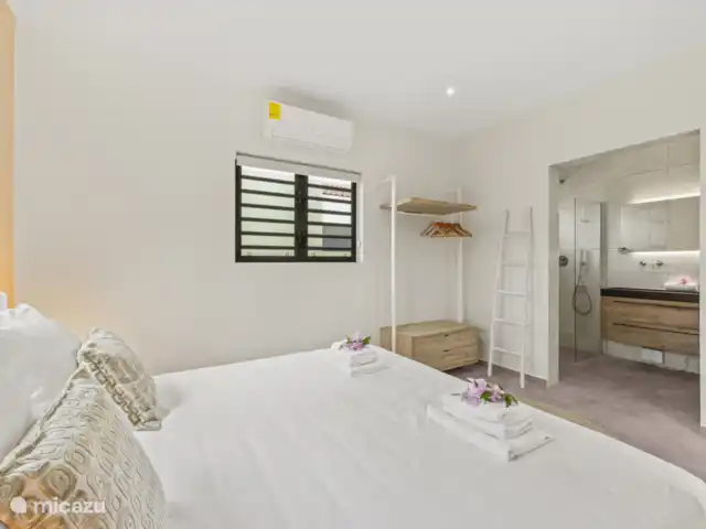 Elisabeth Resort en Mambo Beach en Curazao, Banda Arriba (este), Bapor Kibra - villa Dormitorio principal con baño en suite.