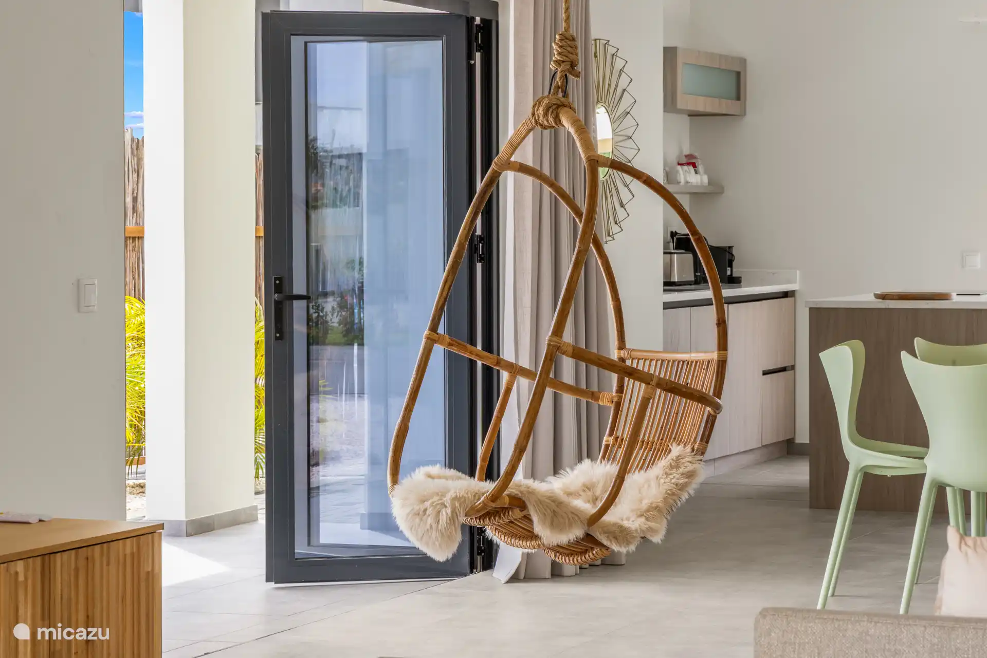 Beim Schaukeln ein Buch lesen.