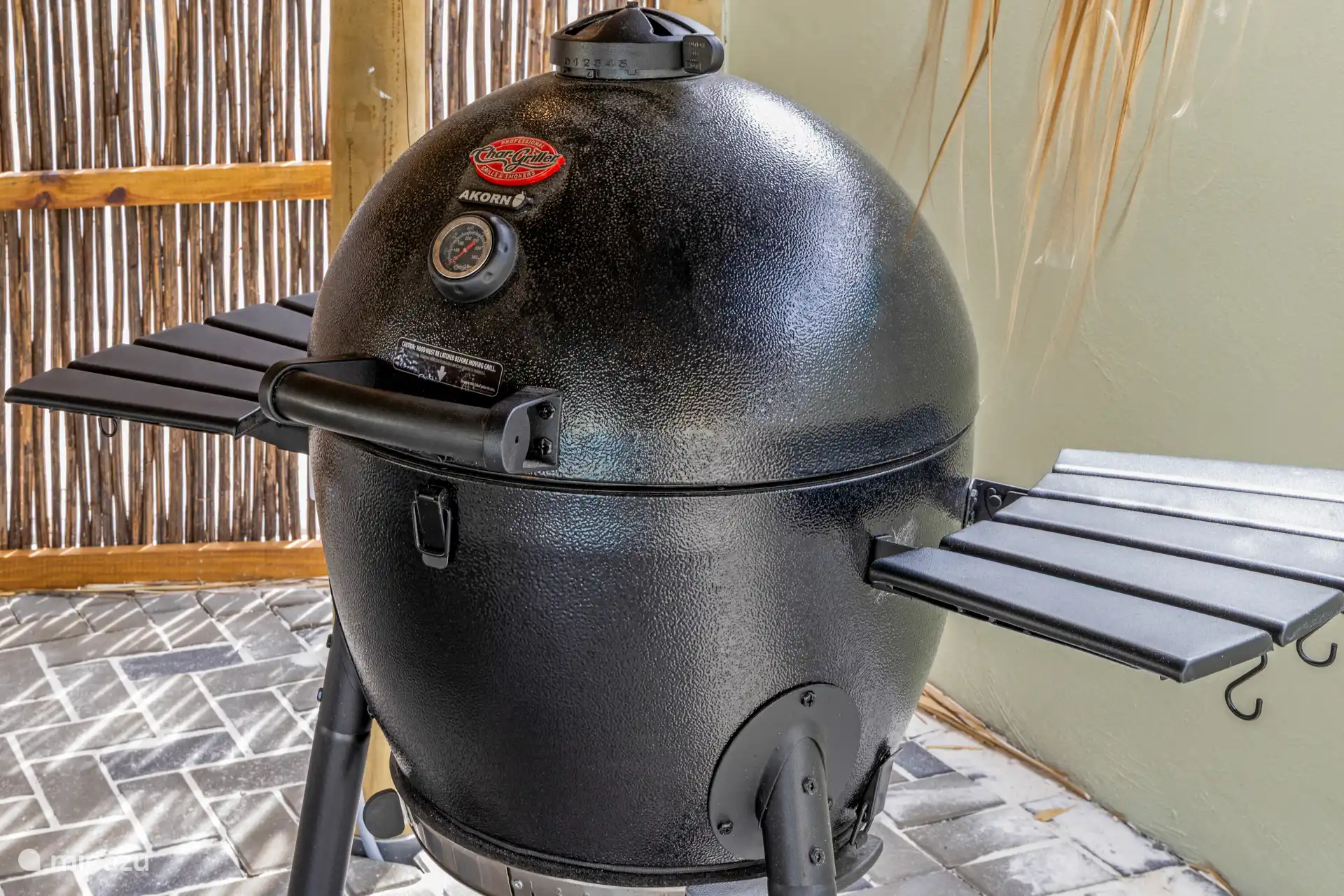 Grill auf Holzkohle verfügbar