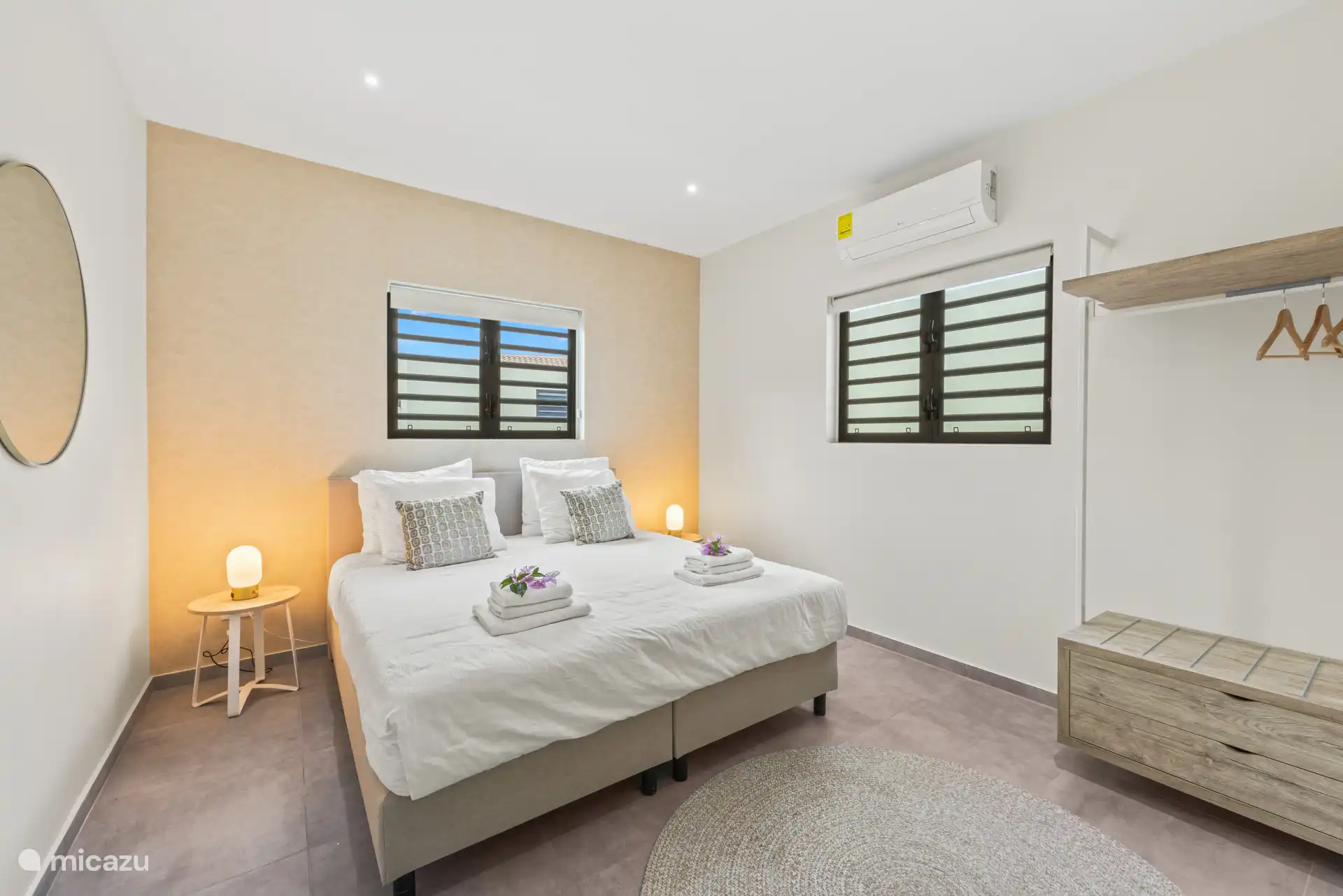 Geräumige Schlafzimmer, alle mit Klimaanlage.