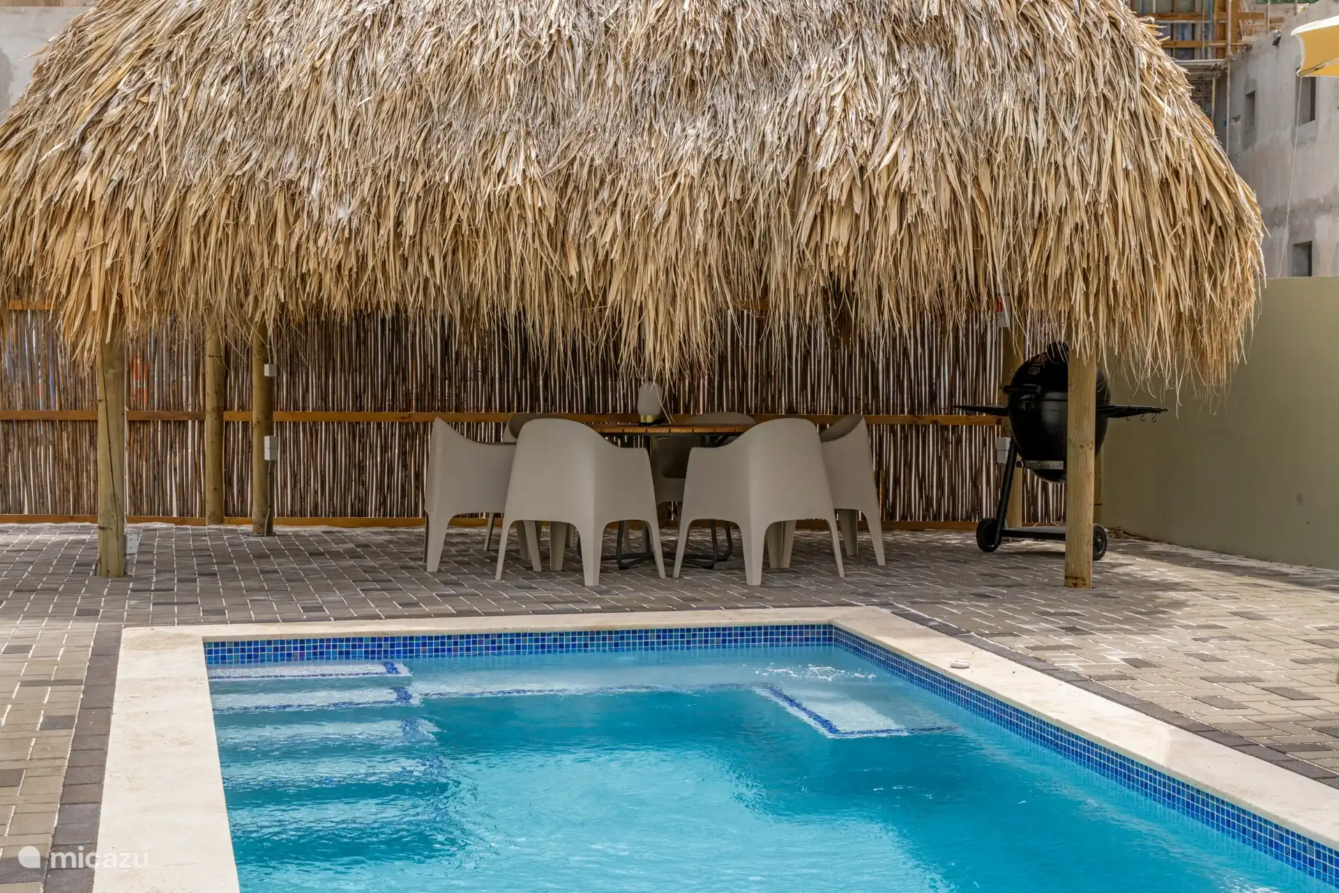 Frühstück, Mittag- oder Abendessen am Pool.