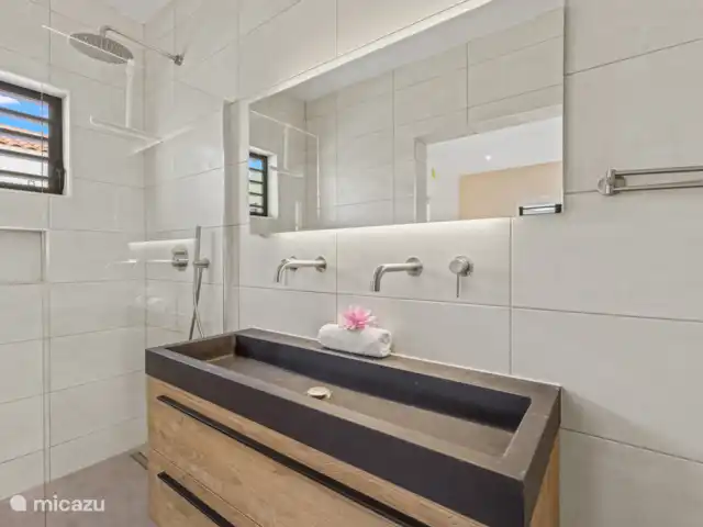 Elisabeth Resort en Mambo Beach en Curazao, Banda Arriba (este), Bapor Kibra - villa Baño principal