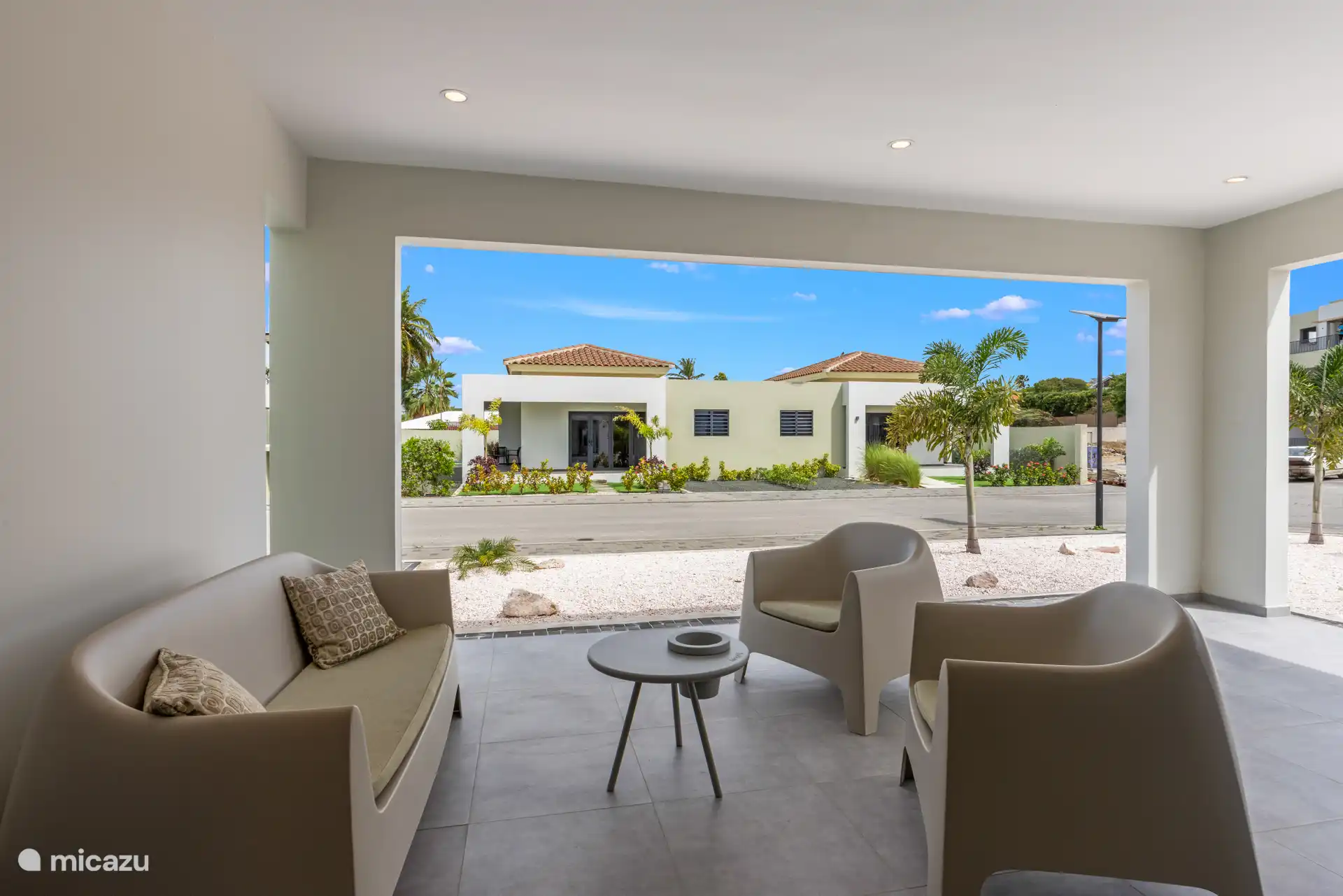 Auch an der Vorderseite des Hauses eine schöne Sitzecke, um gemeinsam durch den Tag zu gehen.